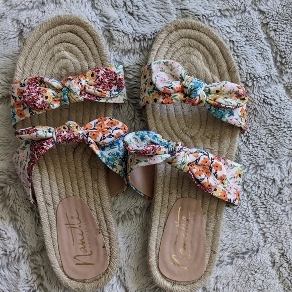 Nanette Lepore Ivory Floral Lilly Slip On Sandals 8.5 - Picture 2 of 4